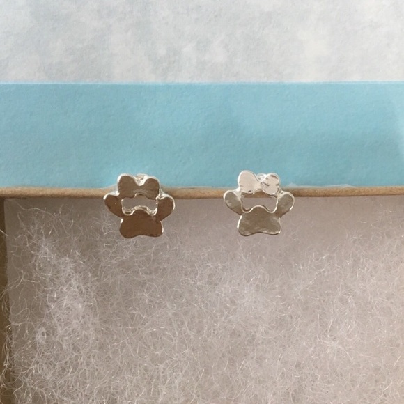💎2 for $15💎 Mini Dainty Paw Silver Post Earrings - Picture 1 of 4